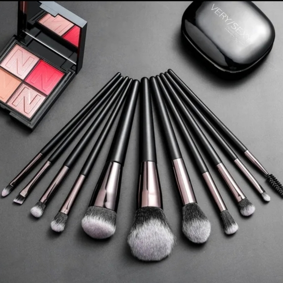 Janiah'z Beauty &Essentials  make brushes - Picture 3 of 6